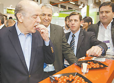 Jos Serra prova tomates em feira de supermercados em SP