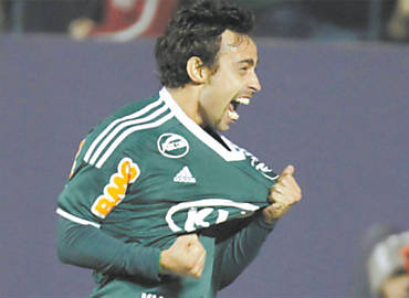 Valdivia celebra seu gol na goleada contra o Paran