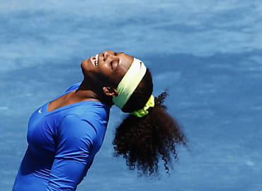 Serena Williams vibra com triunfo sobre Maria Sharapova, em Madri, que lhe deu uma vaga na semifinal e a sequncia de 11 jogos sem perder no saibro