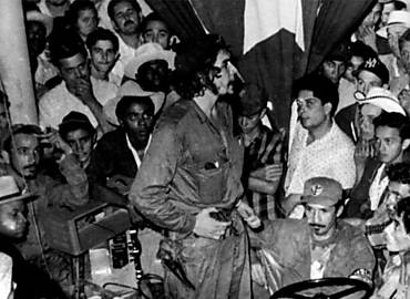 Che Guevara se dirige  populao aps a tomada da cidade do Fomento (Cuba)
