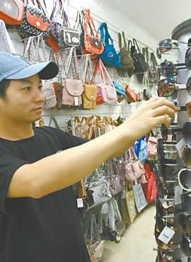 O chins Wu Chongtao em sua loja de bijuterias e acessrios na So Sebastio, no centro