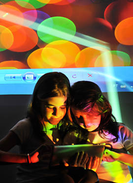 Maria Luiza Mendonça Silva e Alice de Mello Castanho, 8, participam de aula com projetor interativo no Colégio Pentágono, em SP