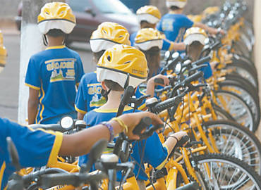 Estudantes pegam suas bicicletas estacionadas em frente de escola municipal, em So Jos da Bela Vista (SP)