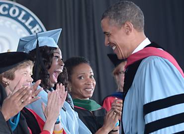 Obama cumprimenta estudante antes de iniciar discurso em faculdade de Nova York