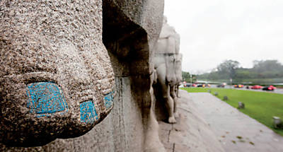 Figura do Monumento s Bandeiras, na zona sul de So Paulo, que teve as unhas dos ps pintadas de azul por vndalos