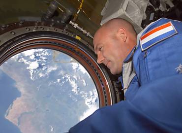 O astronauta Andr Kuipers, que participou, no espao, da apresentao do relatrio