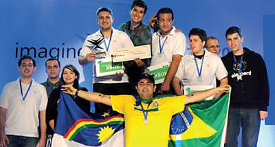 Com a bandeira de Pernambuco, integrante da Mangue Digital comemora o 1 lugar