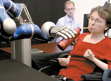 Cathy Hutchinson, 59, usa braço robótico para levar copo de café à boca em experimento
