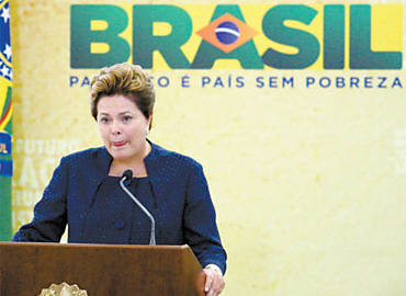A presidente Dilma Rousseff se emociona ao discursar durante a cerimnia de instalao da Comisso da Verdade, no Palcio do Planalto