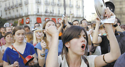 Manifestantes que se intitulam "indignados" realizam protesto contramedidas de austeridade no centro de Madri