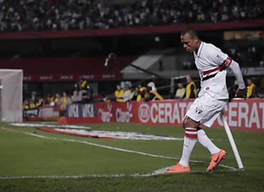 Luis Fabiano celebra primeiro gol do So Paulo no Morumbi