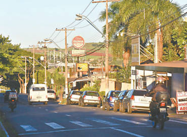 Pontos de comrcio ao lado de casas ao longo da avenida Costbile Romano, em Ribeiro