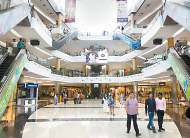 Movimento em shopping de Calcut, na ndia; empreendedorismo  destacado na obra