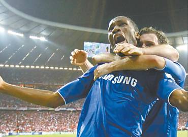 Drogba comemora com Juan Mata aps marcar gol do Chelsea