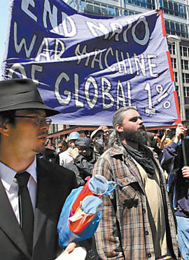 Ativistas associados ao "Ocupe Wall Street" protestam em Chicago contra reunio da Otan