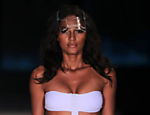 Modelo desfila coleção verão 2012/2013 para grife Blue Man durante o primeiro dia de Fashion Rio