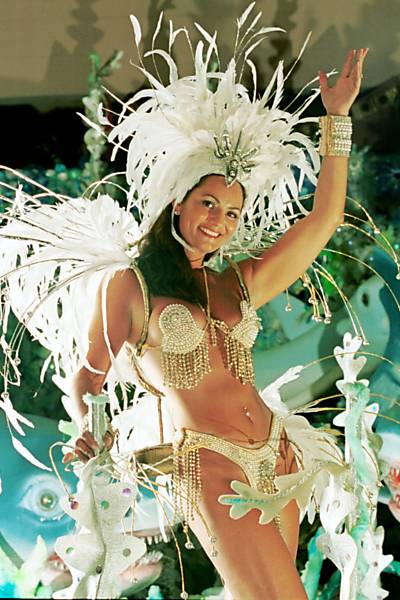 Durante ensaio para o Carnaval de 2002 no barracão da Imperatriz