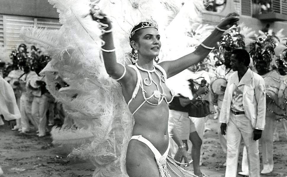 Instituição do Carnaval carioca, desfila como madrinha de bateria da Portela em 1987
