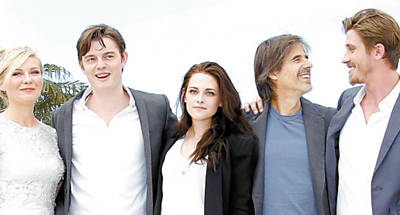 Da esq. para a dir., atores Kirsten Dunst, Sam Riley e Kristen Stewart, diretor Walter Salles e ator Garret Hedlund em Cannes