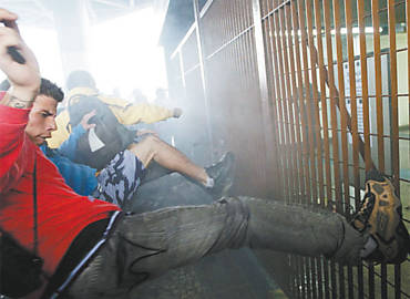 Revoltados, usurios do metr chutam um dos portes de entrada da estao Jabaquara, na zona sul, que estava fechada