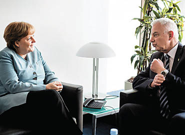 A chanceler alem, Angela Merkel, e o premi grego, Panagiotis Pikrammenos, tm encontro bilateral em Bruxelas