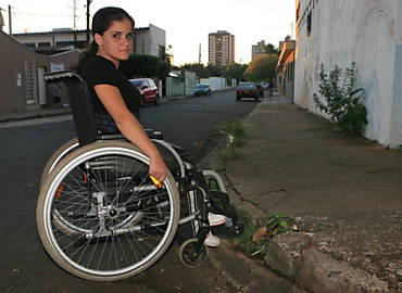 A manicure Marta Dias, na rua Albano de Carvalho, onde no h rampas para cadeirantes