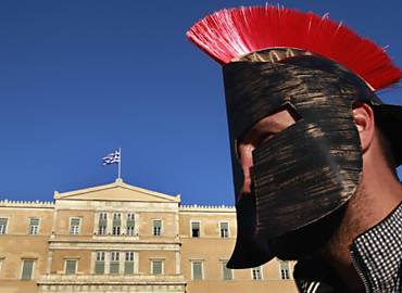 Manifestante caracterizado como um grego antigo protesta na frente do Parlamento contra poltica de austeridade