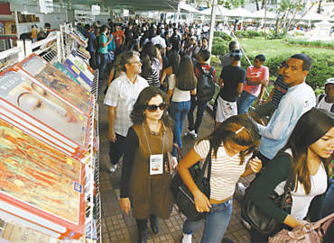 Visitantes caminham em corredor da Feira Nacional do Livro, em Ribeiro Preto, que hoje ter papo sobre gastronomia