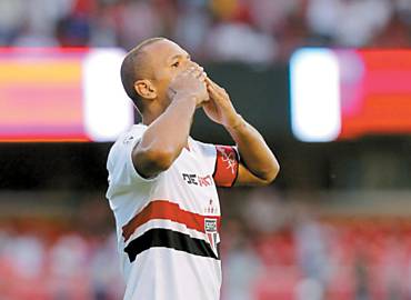 Luis Fabiano comemora o gol da vitria do So Paulo no Morumbi
