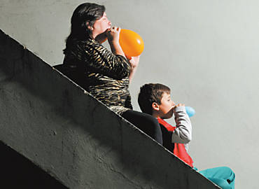 Mnica Natale, 46, brinca com seu filho Alberto, 7, em sua casa, em So Paulo