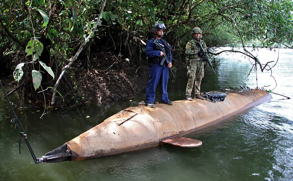 Militares colombianos apreendem submergível com capacidade para transportar 5 toneladas de drogas no rio Cajambre, em Buenaventura