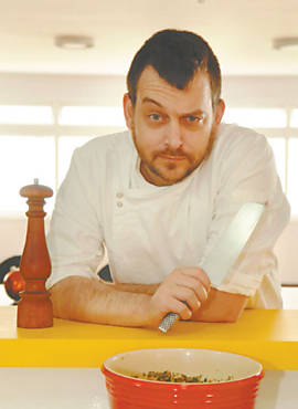 O chef Nicolas Barb, que d aula na casa dos clientes