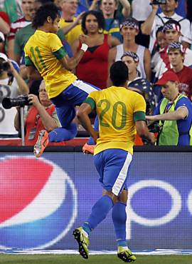 Neymar e Hulk celebram o primeiro gol da seleo
