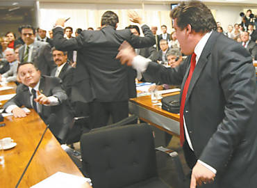 O deputado Slvio Costa (PTB-PE), em p, bate boca como o senador Pedro Taques (PDT-MT)
