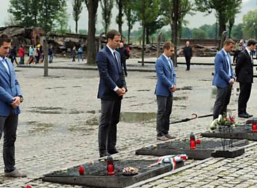 Na Polnia em virtude da Eurocopa, seleo alem visita Auschwitz, campo de concentrao onde mais de 1 milho de judeus foram mortos por nazistas