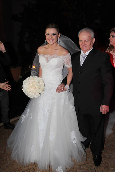 Mirella Santos chega à cerimônia de casamento com o humorista Wellington Muniz, o Ceará, em São Paulo