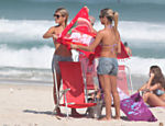 As gêmeas do nado sincronizado,Bia e Branca Feres, foram à praia da Barra neste sábado