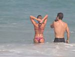 Bia e Branca curtem a praia da Barra da Tijuca com os namorados