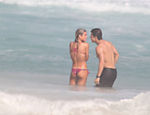 Bia e Branca curtem a praia da Barra da Tijuca com os namorados