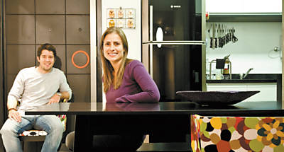 Gabriel Veiga Jardim e sua mulher, Lucila Ricci, em seu apartamento "contemporneo" no Morumbi, zona sul de SP