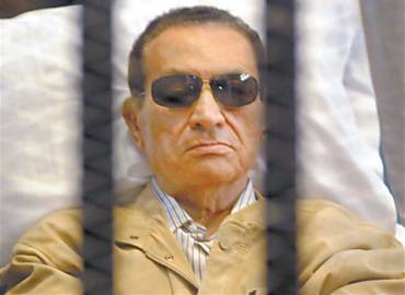 Ditador Hosni Mubarak escuta sua sentena deitado numa maca, dentro de uma jaula