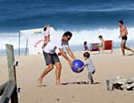 Leila e Emanuel do vôlei de praia brincando de bola com seu filho na praia de Ipanema, no Rio de Janeiro