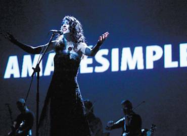 A cantora Marisa Monte em show que fez na ltima sexta, no Teatro Guara, em Curitiba