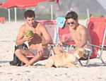 Os atores José Loreto, Bruno Gissoni e Daniel Rocha curtem a praia da Barra da Tijuca, no Rio