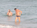 Os atores José Loreto, Bruno Gissoni e Daniel Rocha curtem a praia da Barra da Tijuca, no Rio