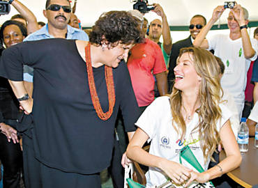 A modelo Gisele Bndchen com a ministra do Meio Ambiente, Izabella Teixeira, no Green Nation Fest, no Rio de Janeiro