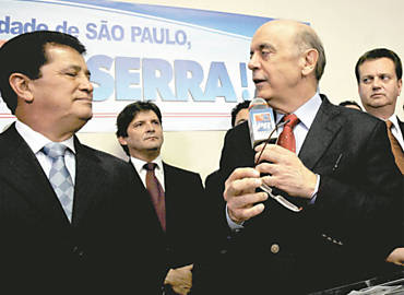O tucano Jos Serra discursa ao receber o apoio do ex-ministro dos Transportes Alfredo Nascimento, sob o olhar de Gilberto Kassab ( dir.)