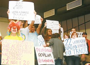 Integrantes do Movimento Panelao fazem nova manifestao na noite de ontem em sesso da Cmara de Ribeiro