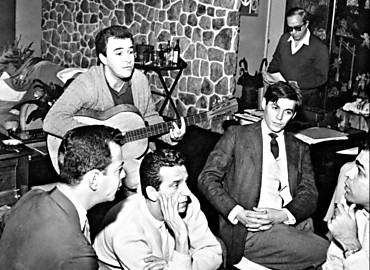 João, entre Luiz Roberto e Quartera, de Os Cariocas, Tom Jobim e Vinicius de Moraes, nos anos 1960, no Rio de Janeiro