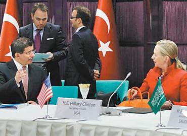 O chanceler turco, Ahmet Davutoglu ( esq.), conversa com Hillary Clinton, secretria de Estado dos EUA, durante reunio que discutiu o caso da Sria